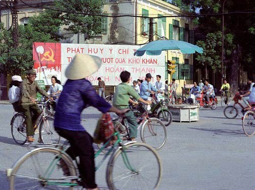 Hình ảnh đường phố Hà Nội những năm 80. Xe đạp là phương tiện đi lại chủ yếu, xe máy lúc đó là phương tiện vô cùng xa xỉ.